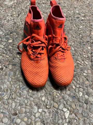 Te koop kunstgras voetbalschoenen beschikbaar voor biedingen