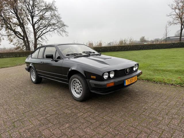 Alfa Romeo GTV6 2.5 uit 1985 met airco, Auto's, Oldtimers, Particulier, Alfa Romeo, Benzine, Coupé, Handgeschakeld, Zwart, Zwart