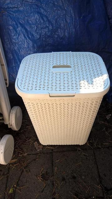 CURVER WASMAND WASBOX KUNSTSTOF MET DEKSEL WIT WICKER MOTIEF beschikbaar voor biedingen