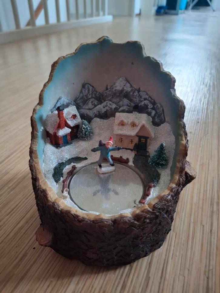Kerstdorp in boomstam met schaatsbaan licht/geluid Intratuin, Diversen, Kerst, Zo goed als nieuw, Ophalen of Verzenden