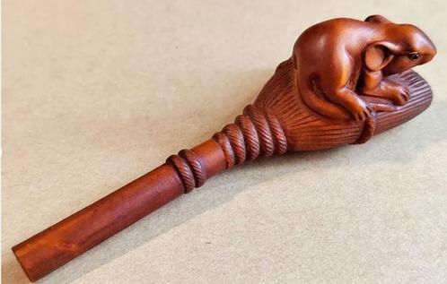 Hardhouten Netsuke van een muis op een bezem Japan, Antiek en Kunst, Kunst | Niet-Westerse kunst, Ophalen of Verzenden