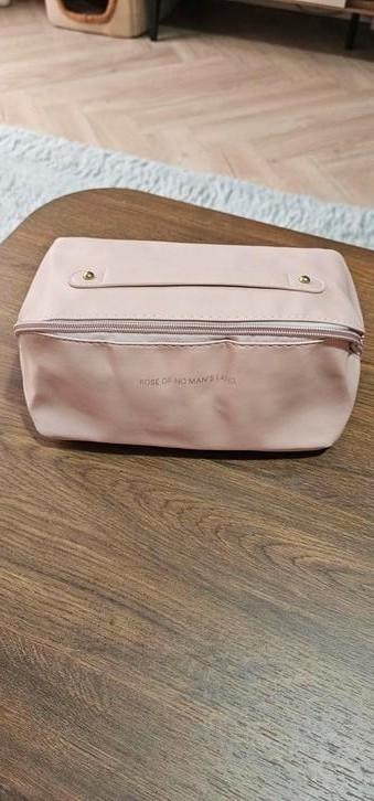 Nieuwe Roze Toilettas – 24x12x12 cm – Nooit Gebruikt
 beschikbaar voor biedingen