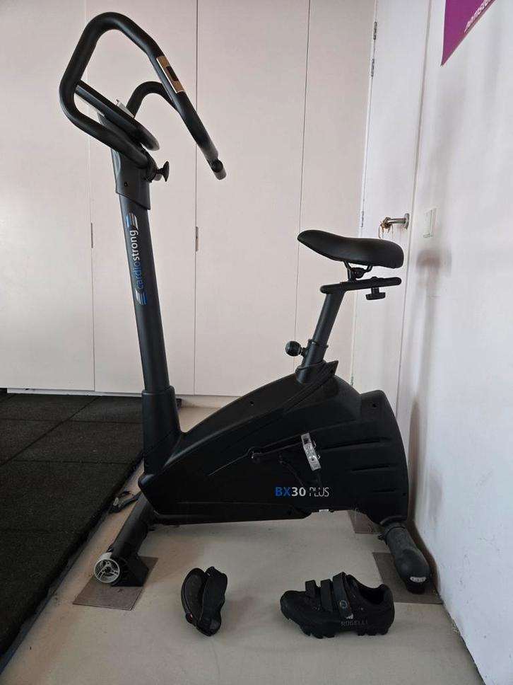 Cardio Strong BX30 Plus Hometrainer + SPD Pedalen, Sport en Fitness, Fitnessapparatuur, Gebruikt, Hometrainer, Benen, Buik, Metaal