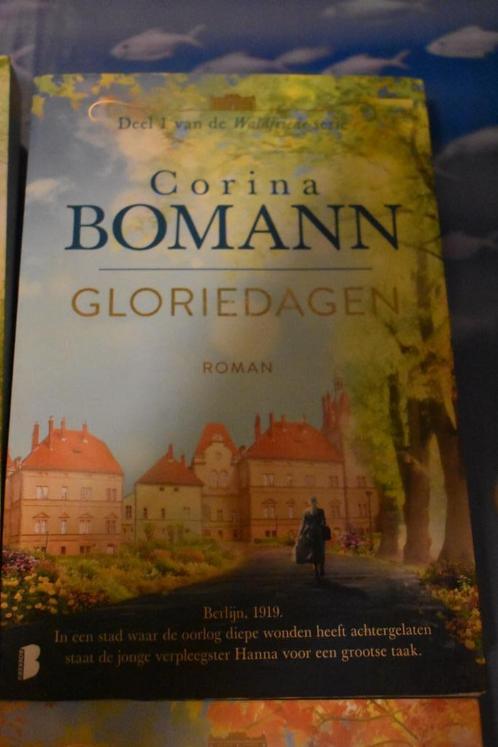 boek van Corina Bomann/gloriedagen, deel 1 van Waldfriede, Boeken, Romans, Zo goed als nieuw, Nederland, Ophalen of Verzenden