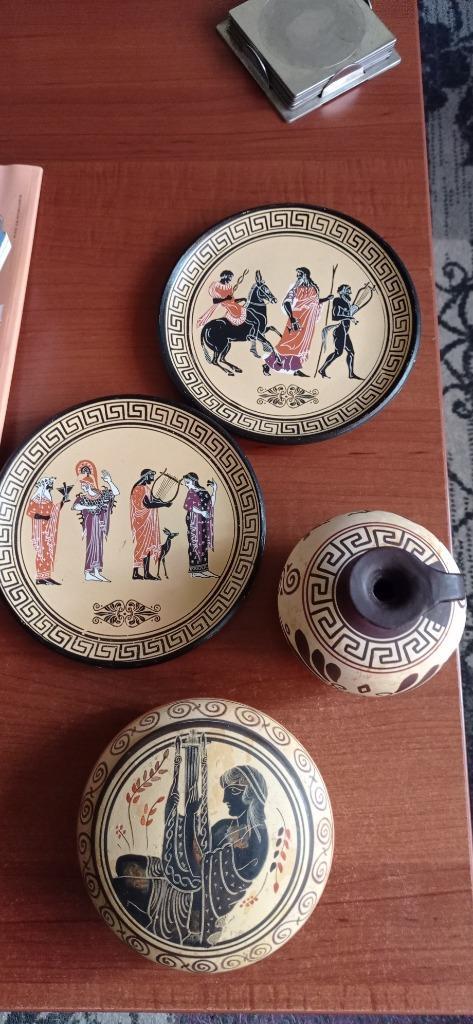 Griekse snuisterdoosje, 2 bordjes en kannetje. Jaren '70, Antiek en Kunst, Antiek | Keramiek en Aardewerk, Ophalen of Verzenden