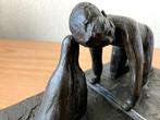 Bronzen beeld jongen met dolfijn - Corry Ammerlaan 2,056 kg, Antiek en Kunst, Ophalen of Verzenden