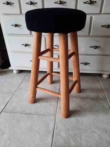 1x Barkruk van hout met zacht zitvlak (zwart) beschikbaar voor biedingen