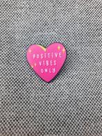 1 pin van een hart met de tekst Positive Vibes Only te koop, Verzamelen, Speldjes, Pins en Buttons, Ophalen of Verzenden, Nieuw