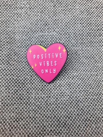 1 pin van een hart met de tekst Positive Vibes Only te koop beschikbaar voor biedingen