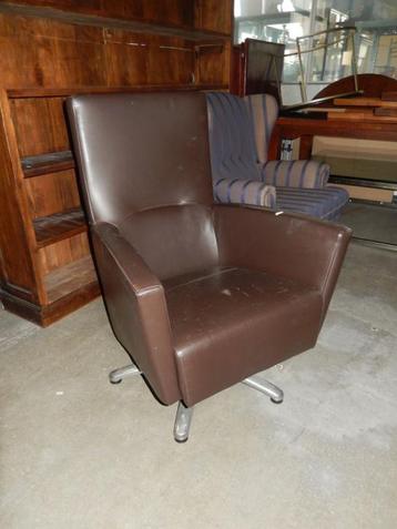 Bruin leren draaifauteuil beschikbaar voor biedingen