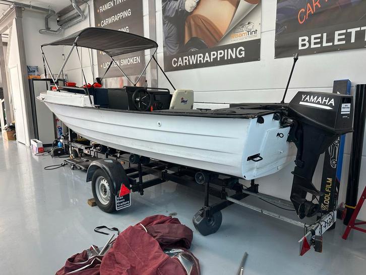 Mooie boot te koop met trailer!, Watersport en Boten, Motorboten en Motorjachten, Gebruikt, Polyester, Tot 6 meter, Benzine, Buitenboordmotor