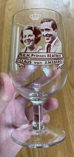 Bierglas op voet met afbeelding Beatrix en Claus vintage, Verzamelen, Koninklijk Huis en Royalty, Ophalen of Verzenden, Nieuw