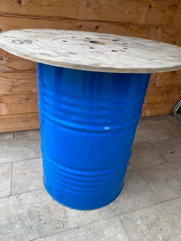 Hangtafel olievat beschikbaar voor biedingen