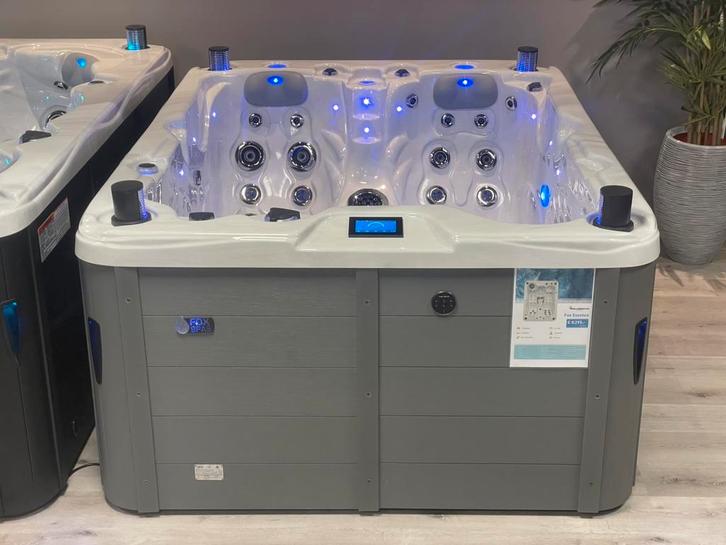 Balboa Fox Essence Jacuzzi 160 x 213 cm, Tuin en Terras, Bubbelbaden en Hottubs, Nieuw, Vast, Afdekzeil, Filter, Pomp, Trap, Ophalen of Verzenden