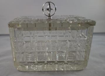 Kristallen Dekseldoos met Zilveren Decoratie en Knop beschikbaar voor biedingen