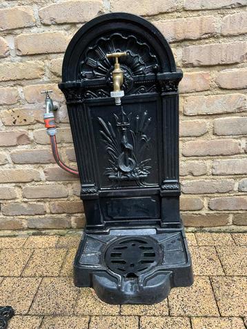 Muurfontein in zwart met  messingkraantje staande fontein beschikbaar voor biedingen