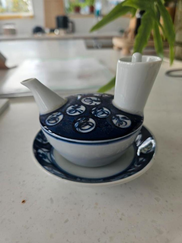 porseleinen sojasausgietertje, Huis en Inrichting, Keuken | Servies, Zo goed als nieuw, Overige typen, Overige stijlen, Porselein