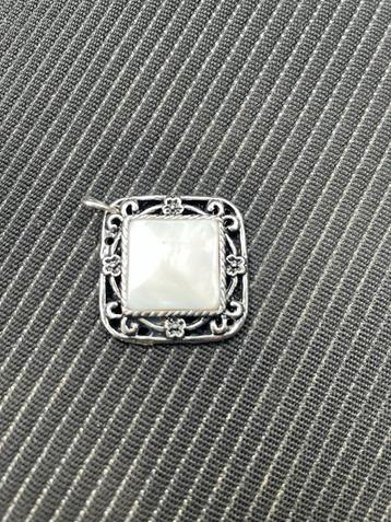 Zilveren hanger met parelmoer beschikbaar voor biedingen