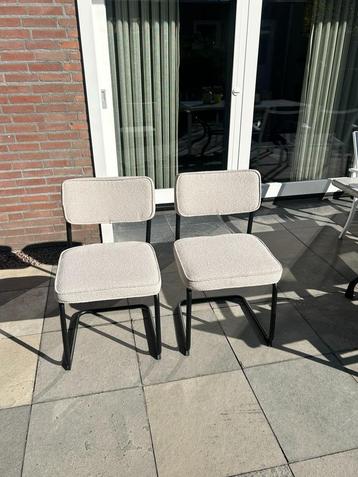 2 eetkamerstoelen beschikbaar voor biedingen