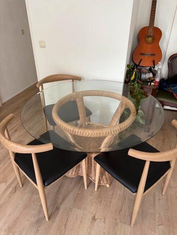 Rotan bamboe ronde glazen eettafel  beschikbaar voor biedingen