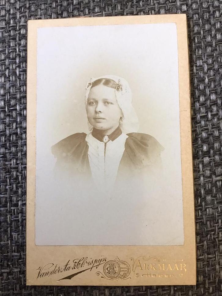 CDV, Vrouw klederdracht, van der Aa & Chrispijn, Alkmaar, Verzamelen, Foto's en Prenten, Gebruikt, Foto, Klederdracht, Voor 1940