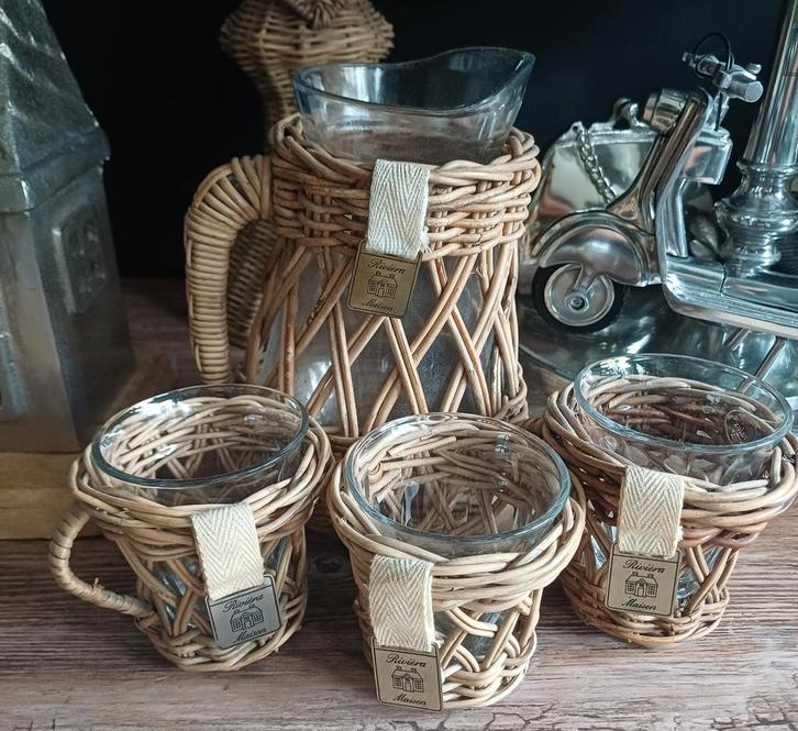 Riviera maison rattan decoratie kopjes en kan, Huis en Inrichting, Woonaccessoires | Schalen en Manden, Zo goed als nieuw, Riet