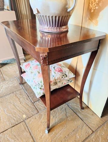 Prachtige antieke tafel /side tabel  beschikbaar voor biedingen