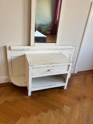 Kaptafel met spiegel beschikbaar voor biedingen