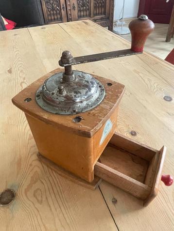 Antiek koffiemolentje beschikbaar voor biedingen