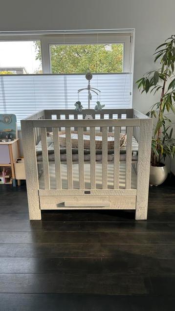 Stevige box incl. toebehoren beschikbaar voor biedingen