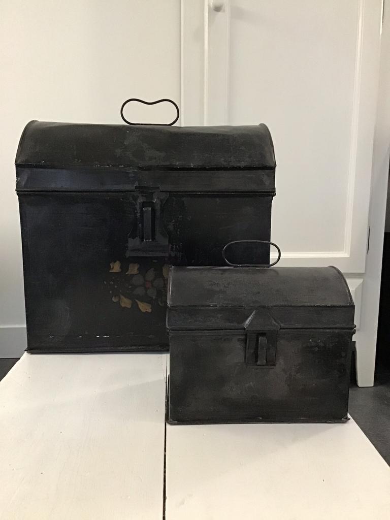 Groot & Klein zwart blikken trommel met bol deksel & handvat, Ophalen of Verzenden