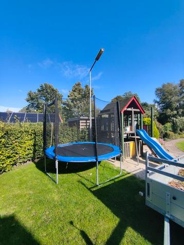 Nette trampoline, elke winter netjes opgeborgen. beschikbaar voor biedingen