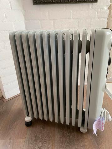 Te koop olieradiator merk Delonghi beschikbaar voor biedingen