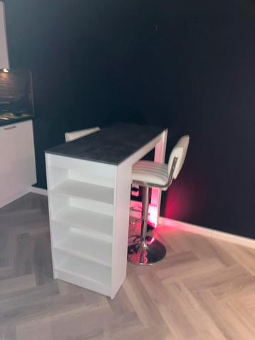 Prachtige witte houten bar, incl witte krukken beschikbaar voor biedingen