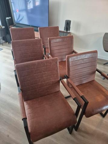 6 Stoelen met lichte schade beschikbaar voor biedingen