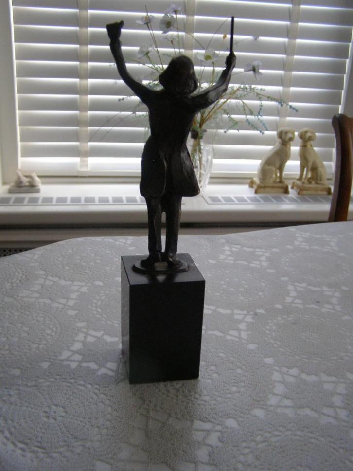bronzen beeldje (verbronsd?) van een dirigent met stokje, Antiek en Kunst, Kunst | Beelden en Houtsnijwerken, Ophalen of Verzenden