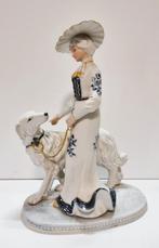 Beeld in biscuit porselein, Dame met Windhond., Ophalen of Verzenden, Zo goed als nieuw, Dier