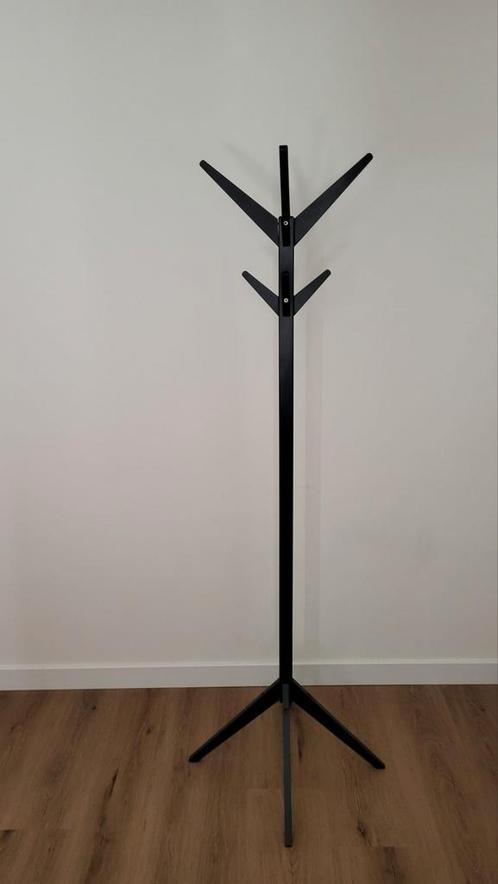 WOOOD Zwarte Kapstok - Staande Kapstok, Huis en Inrichting, Woonaccessoires | Kapstokken, Gebruikt, Staande kapstok, 150 tot 200 cm