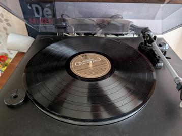 Platenspeler met usb, tablet met software en LP's beschikbaar voor biedingen