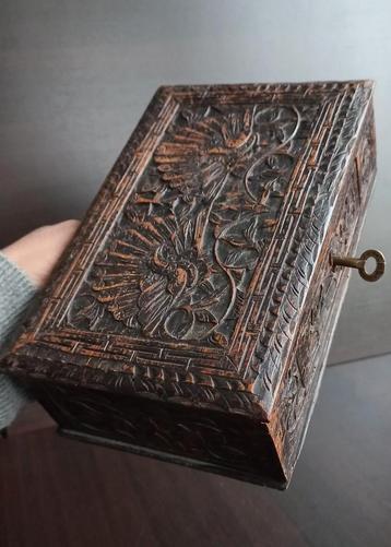 Antieke Houten Sierkist – Handgesneden, met brons Sleutel  beschikbaar voor biedingen