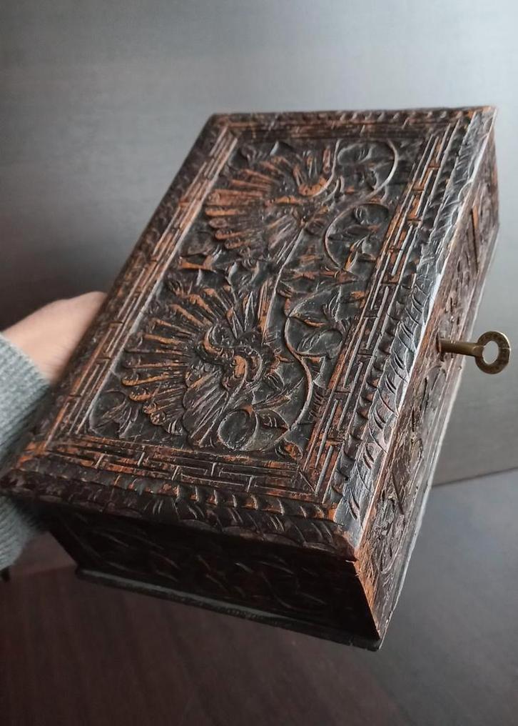 Antieke Houten Sierkist – Handgesneden, met brons Sleutel, Antiek en Kunst, Kunst | Beelden en Houtsnijwerken, Ophalen of Verzenden