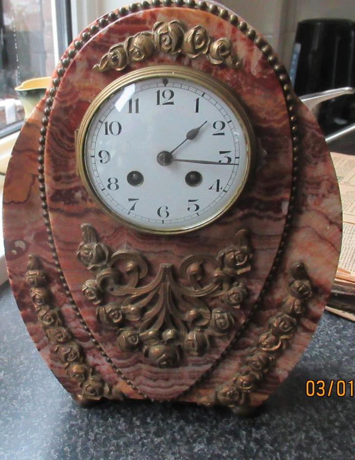 ANTIEK FRANSE  MARMEREN ART DECO BEWERKTE KLOK -CA 1920, Antiek en Kunst, Antiek | Klokken, Ophalen of Verzenden