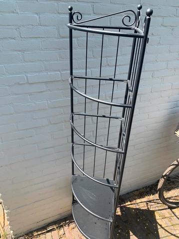 Hoekkast metaal met glas beschikbaar voor biedingen