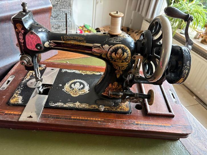 Antieke Naaimachine - singer? Mooie houten koffer, Antiek en Kunst, Antiek | Naaimachines, Ophalen