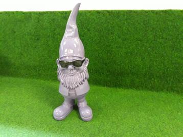 Tuinkabouter paars met zwarte zonnebril beschikbaar voor biedingen