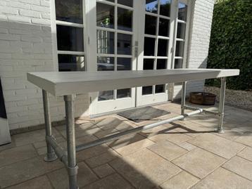 Stoere whitewash steigerhouten tafel op steigerbuizen  beschikbaar voor biedingen