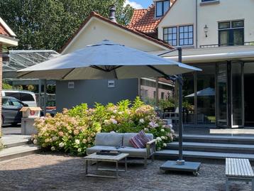 Mooie boogparasol 350cm op zware voet beschikbaar voor biedingen