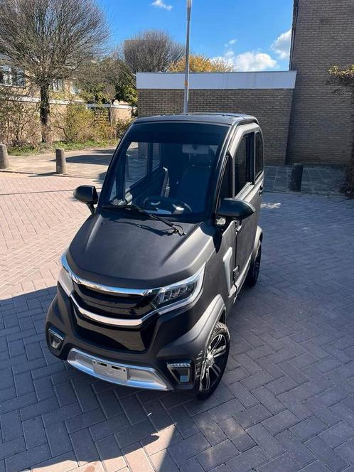Rijbewijsvrij Scootmobiel IYYO EV1 TRS4 e-scootercar 25km/h, Auto's, Smart, Particulier, Achteruitrijcamera, Airconditioning, Centrale vergrendeling