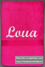 Douchelaken Fuchsia geborduurd met naam, Ophalen of Verzenden, Nieuw, Roze, Handdoek