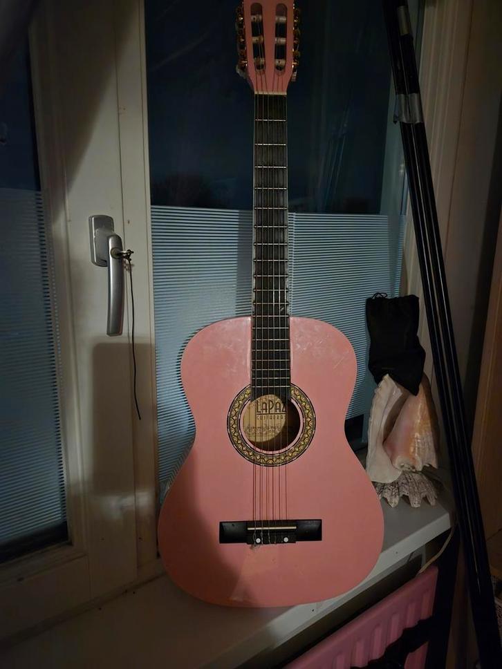 Roze Kindergitaar - Leuke beginnersgitaar!, Muziek en Instrumenten, Snaarinstrumenten | Gitaren | Akoestisch, Gebruikt, Klassieke of Spaanse gitaar